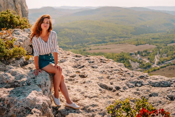 Μια Όμορφη Γυναίκα Στέκεται Ένα Ψηλό Βράχο Απολαμβάνοντας Θέα Της — Φωτογραφία Αρχείου
