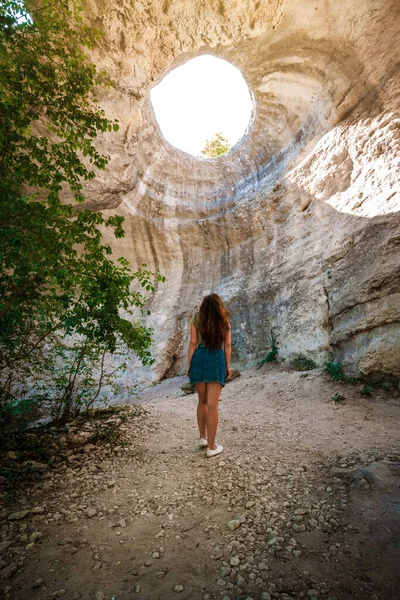 Vista Trasera Una Joven Aventurera Pie Una Cueva Subterránea Con —  Fotos de Stock