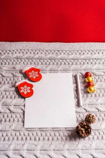 Чистий Білий Аркуш Паперу Лежить Сірій Плетеній Ковдрі Різдвяні Прикраси — стокове фото