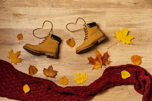 Podzimní Zázemí Dřevěné Podlaze Teplým Oblečením Obuví Tkaničky Jsou Formě — Stock fotografie