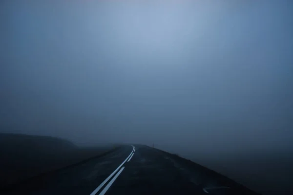 Asfalto Camino Mojado Niebla Espesa Espacio Para Texto —  Fotos de Stock