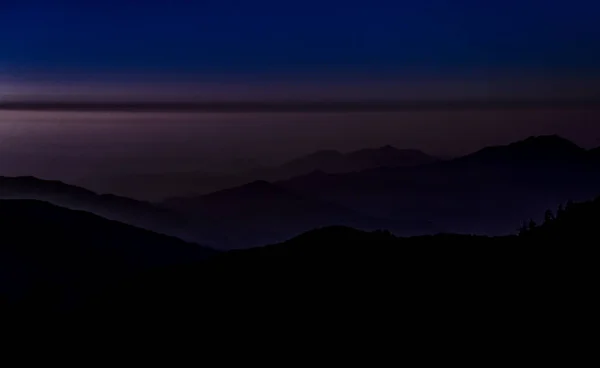 Paisagem Noturna Das Montanhas Nepalesas Silhuetas Escuras Montanhas Céu Azul — Fotografia de Stock