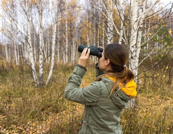 Mladá Žena Pozorovatelka Ptáků Dalekohledem Podzimním Lese Pozorování Ptáků Zoologie — Stock fotografie