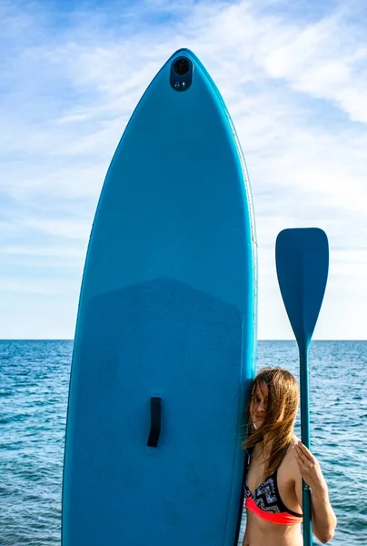 Joven Mujer Caucásica Sonriente Pie Con Una Almohadilla Azul Playa — Foto de Stock