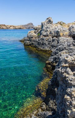 Yunanistan 'ın tarihi manzaraları ve güzel plajlarıyla ünlü Rodos' taki Lindos adasındaki berrak mavi su manzarası