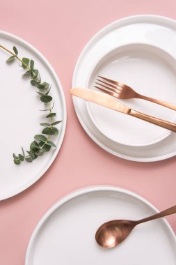  Beyaz pastel seramik sofra takımı, pembe arka planda sofra takımı. Yüksek kalite fotoğraf