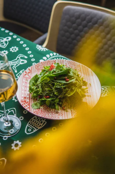 Salad Hijau Georgia Dengan Segelas Anggur Putih Atas Meja Hijau — Stok Foto