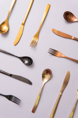  Gri, temiz bir arkaplanda çatal ve bıçakla kaplanmış bir tabak. Minimalizm