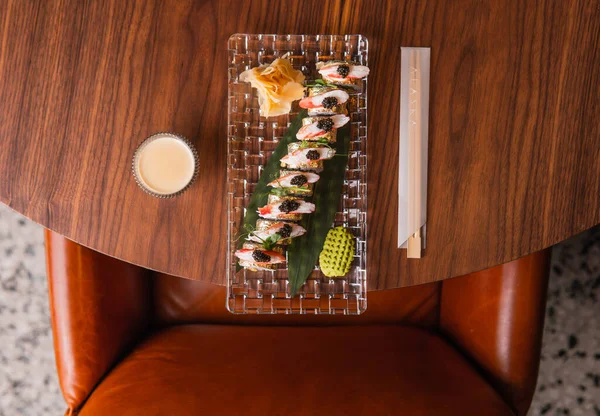 Masakan Jepang. sushi dengan kepiting disajikan di atas meja di restoran top view — Stok Foto