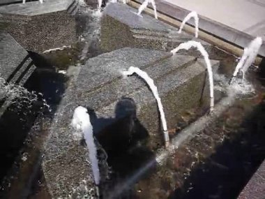 Şehir yaz öğle saatlerinde sokak Çeşmesi 