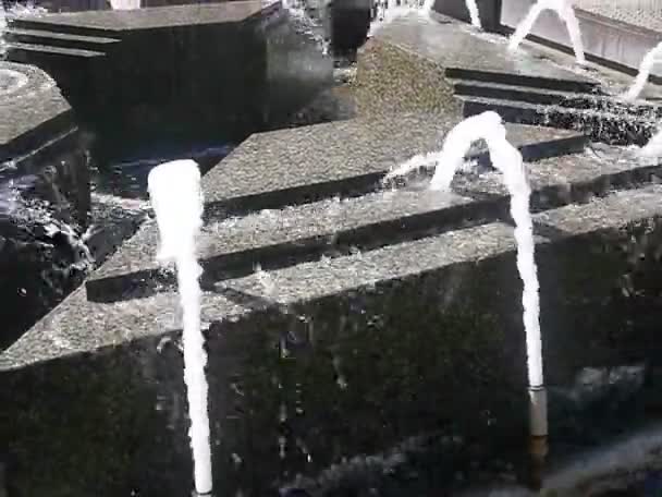 夏天在城市街道上的喷泉中午 — 图库视频影像