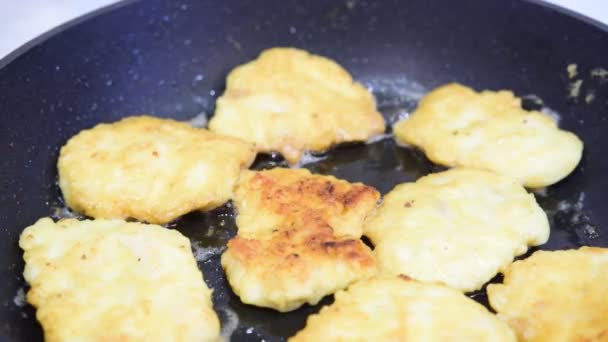 Cozinhar Costeletas Frango Uma Panela — Vídeo de Stock