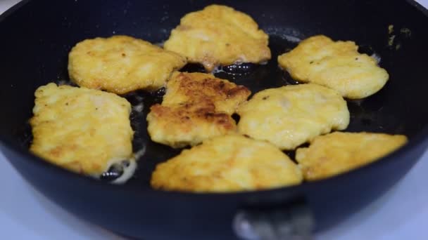 Cocinar Chuletas Pollo Una Sartén — Vídeos de Stock