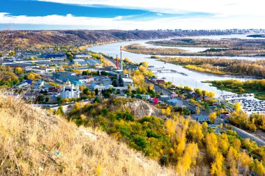 Samara Volga Nehri veya kıyı alanları, nehrin ortalama akış için tipik manzaralar yakınında bulunan dağ üzerinden görüntülemek 