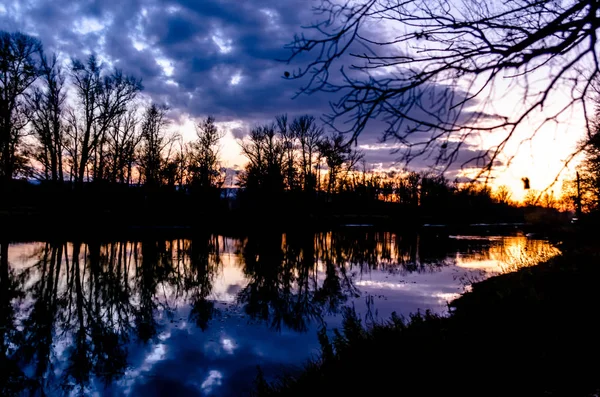 メドウズ秋にその中間のコースでヴォルガ川の氾濫原で湖の近くに 領域の典型的な風景は 温帯大陸性気候 — ストック写真