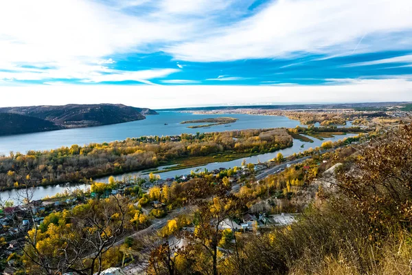 Samara Volga Nehri veya kıyı alanları, nehrin ortalama akış için tipik manzaralar yakınında bulunan dağ üzerinden görüntülemek 