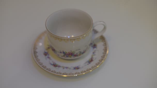 Café Brassage Dans Une Tasse Blanche Sur Une Table Blanche — Video