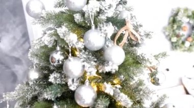 kültürel gelenek - Noel ağacı oyuncaklar ile yapay malzemelerden yapılmış 