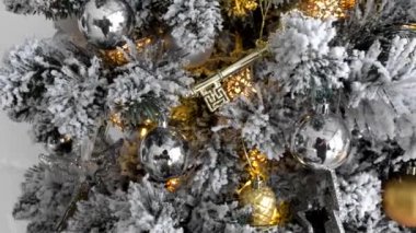 kültürel gelenek - Noel ağacı oyuncaklar ile yapay malzemelerden yapılmış 