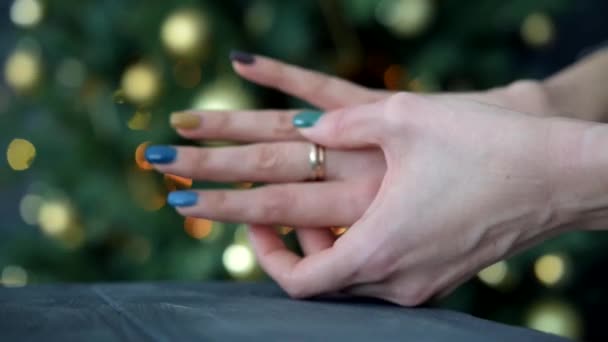 Chica Acariciando Sus Manos Con Una Manicura Juega Con Anillo — Vídeo de stock