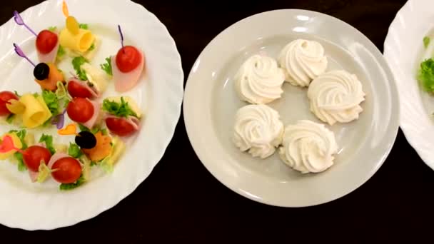 在聚会或宴会上 在桌子上的白色盘子上的罐头食品 — 图库视频影像