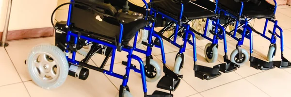 Rollstühle Mit Elektroantrieb Neu Auf Dem Boden Stehend — Stockfoto