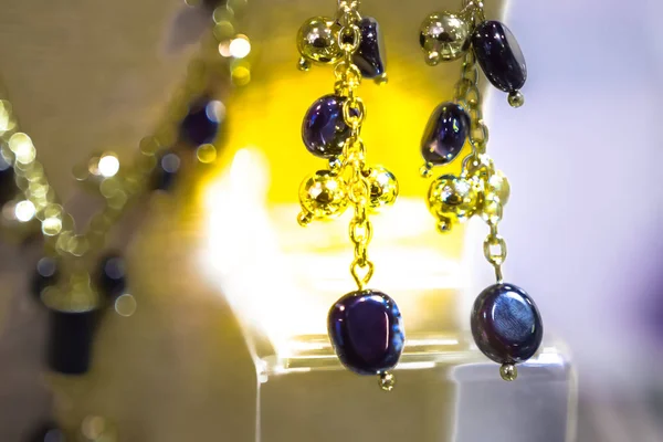 Χαμηλού Κόστους Κοσμήματα Για Τις Γυναίκες Κατασκευασμένα Από Μέταλλα Διακοσμητικών — Φωτογραφία Αρχείου