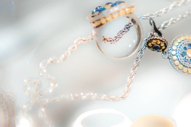 Kadınlar için ucuz takı baz metaller, süs taşları ve polimer malzemeler yapılmış 