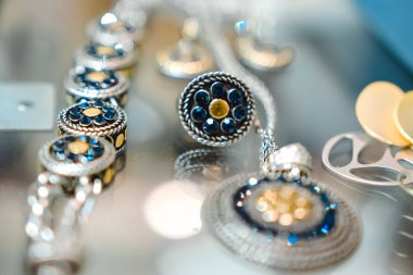 Kadınlar için ucuz takı baz metaller, süs taşları ve polimer malzemeler yapılmış 