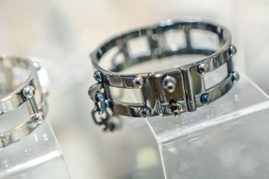 Kadınlar için ucuz takı baz metaller, süs taşları ve polimer malzemeler yapılmış 