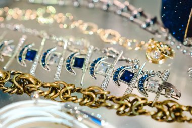 Kadınlar için ucuz takı baz metaller, süs taşları ve polimer malzemeler yapılmış 