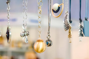 Kadınlar için ucuz takı baz metaller, süs taşları ve polimer malzemeler yapılmış 