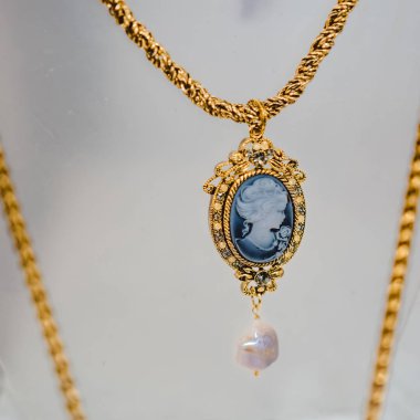 Kadınlar için ucuz takı baz metaller, süs taşları ve polimer malzemeler yapılmış 