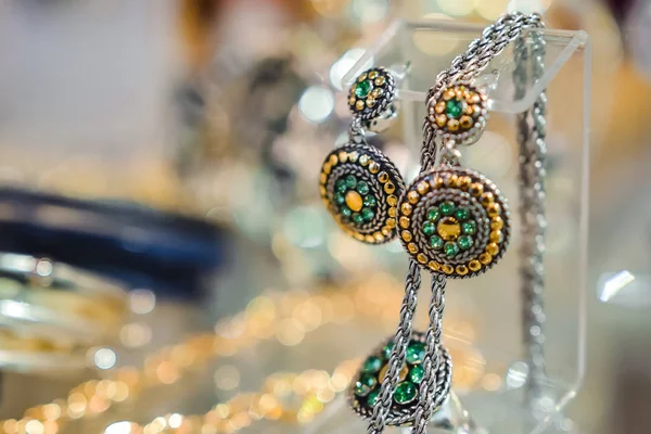 Kadınlar için ucuz takı baz metaller, süs taşları ve polimer malzemeler yapılmış 