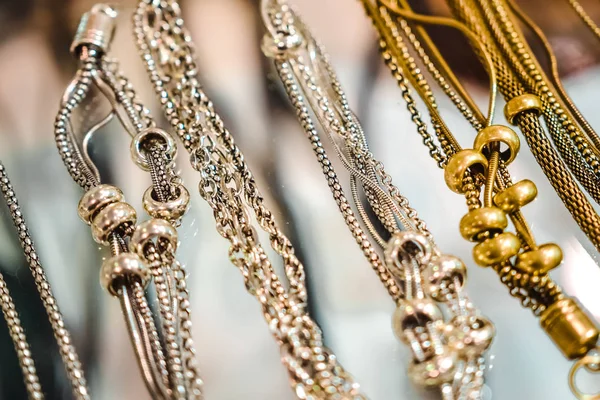 Kadınlar için ucuz takı baz metaller, süs taşları ve polimer malzemeler yapılmış 