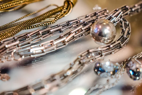 Χαμηλού Κόστους Κοσμήματα Για Τις Γυναίκες Κατασκευασμένα Από Μέταλλα Διακοσμητικών — Φωτογραφία Αρχείου