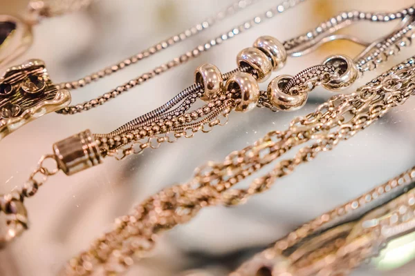 Jóias Baratas Para Mulheres Feitas Metais Comuns Pedras Ornamentais Materiais — Fotografia de Stock