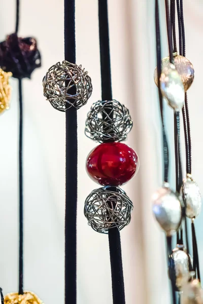 Levné Šperky Pro Ženy Obecných Kovů Okrasné Kameny Polymerní Materiály — Stock fotografie