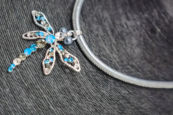 Kadınlar için ucuz takı baz metaller, süs taşları ve polimer malzemeler yapılmış 