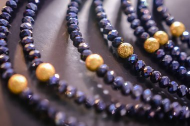 Bayan Takı baz metaller, cam, süs taşları ve yumuşak malzeme yapılmış 