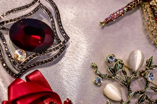 Γυναικεία Κοσμήματα Κατασκευασμένα Από Μέταλλα Γυαλί Διακοσμητικών Πετρωμάτων Και Μαλακά — Φωτογραφία Αρχείου