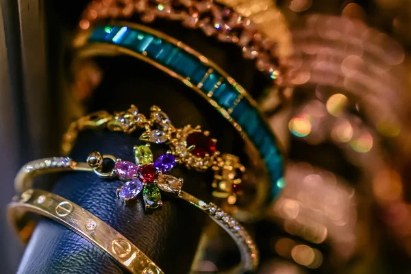 Γυναικεία Κοσμήματα Κατασκευασμένα Από Μέταλλα Γυαλί Διακοσμητικών Πετρωμάτων Και Μαλακά — Φωτογραφία Αρχείου