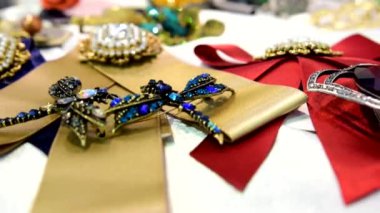 Bayan Takı baz metaller, cam, süs taşları ve yumuşak malzeme yapılmış 