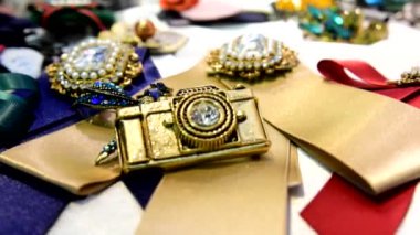 Bayan Takı baz metaller, cam, süs taşları ve yumuşak malzeme yapılmış 