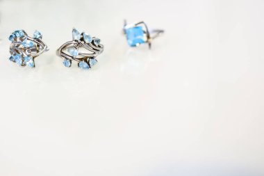 beyaz masa üzerinde farklı takı 