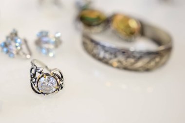 beyaz masa üzerinde farklı takı 