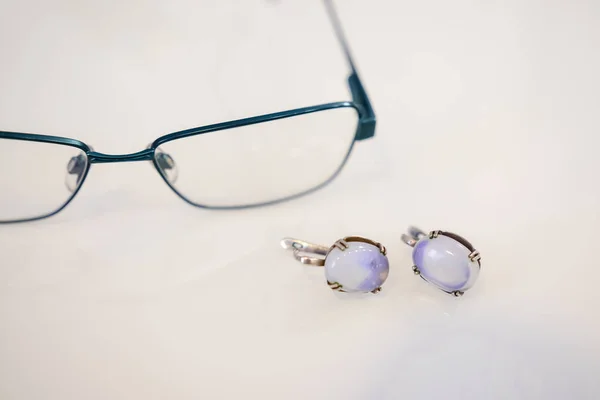 Γυαλιά Και Κοσμήματα Στο Τραπέζι — Φωτογραφία Αρχείου