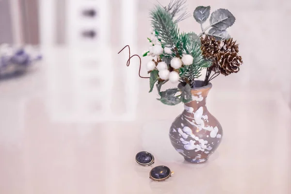 Schmuck Und Vase Auf Weißem Tisch — Stockfoto