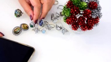 kadın mücevher yapılan değerli ve temel metaller, cam, dekoratif taşlar, Topaz ve ay taşı, smartphone dokunur 