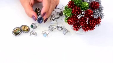 kadın soy ve temel metaller, cam, dekoratif taşlar, Topaz ve ay taşı yapılmış takı dokunur 